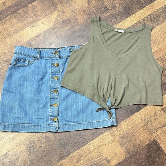 Heart and Hips Green V Neck Knot Front Crop Tank Top Size Medium - Picture 2 of 6